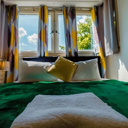 2 Bedrooms -Parking-Very Spacious-Wifi London Exterior photo